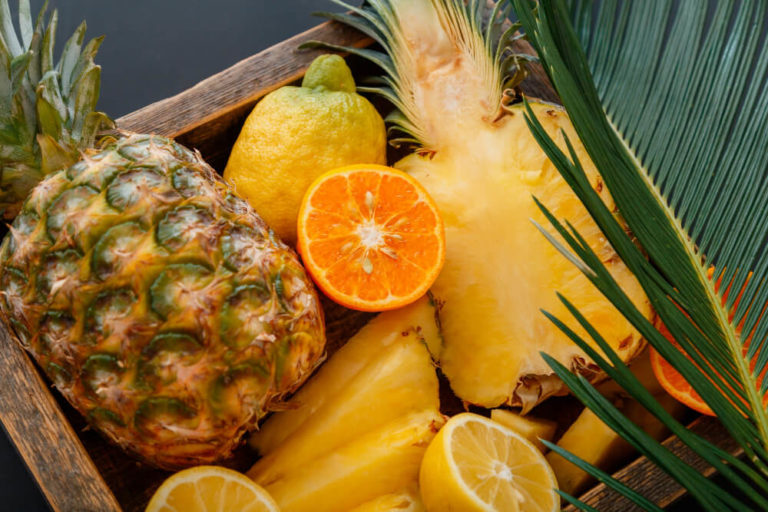 Obstkiste Ananas und Orange