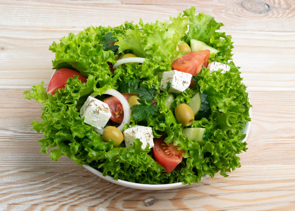 Salat mit Feta und Tomaten