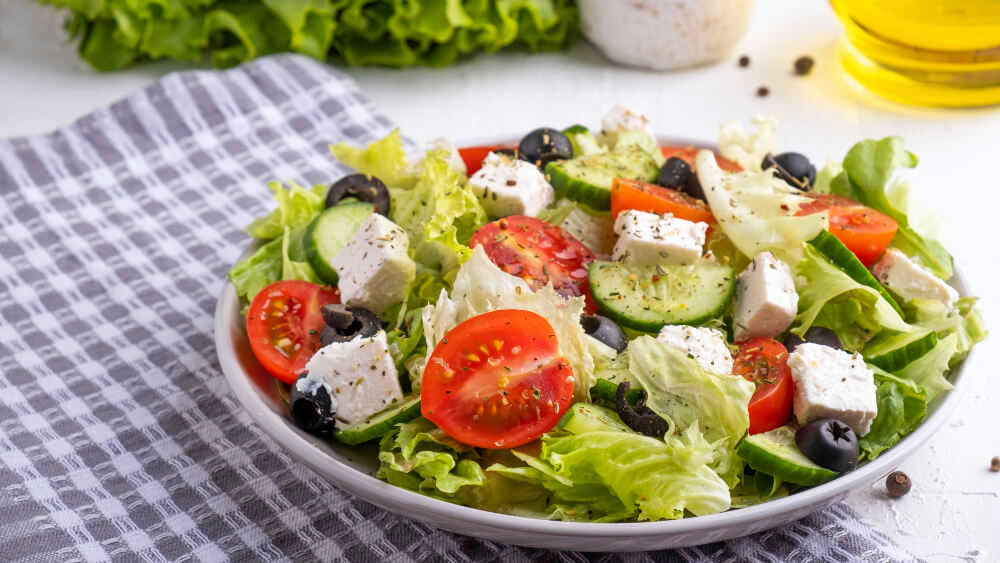 Griechischer Salat mut Pfeffer und Oel