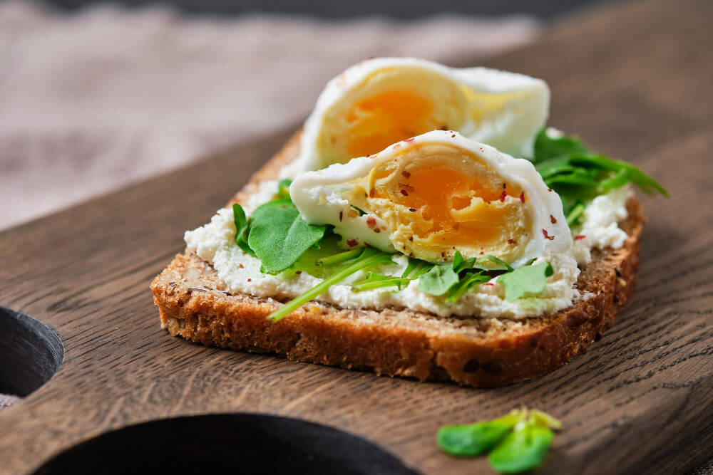 Toast mit Ei und Salat
