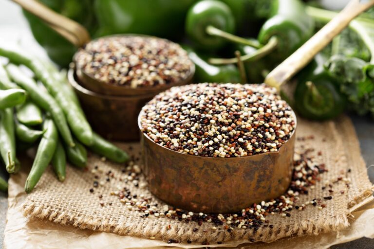 quinoa in 2 schalen vor grünem gemüse