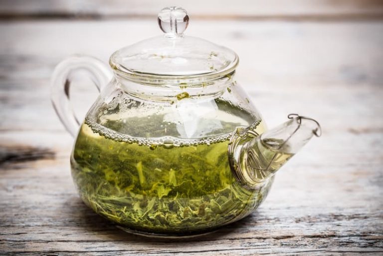Grüner Tee in Glaskanne