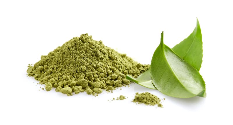 Teepulver mit grünen Teeblättern
