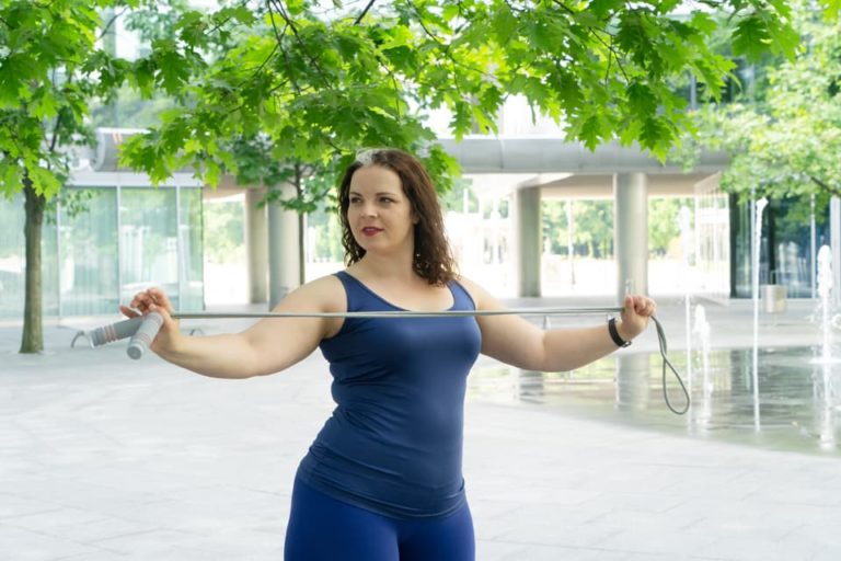 Frau macht Sport, Bewegung zur Gewichtsreduktion an der frischen Luft