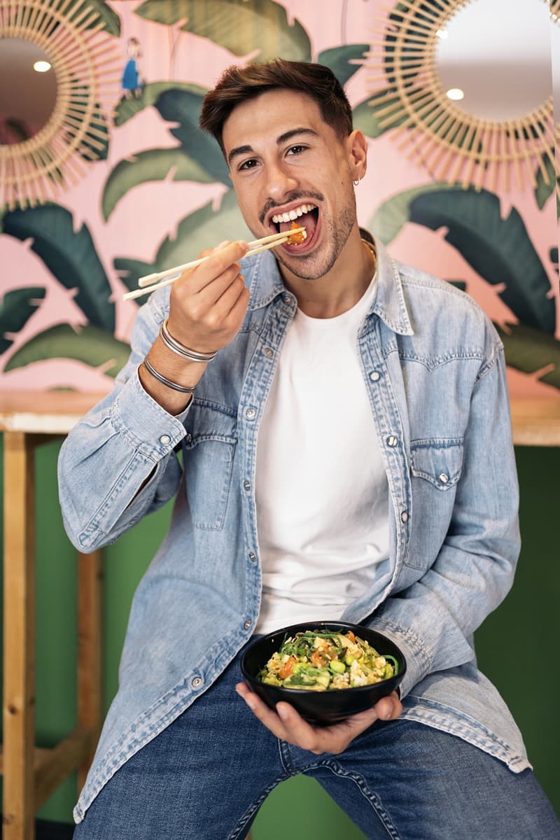 junger Mann isst gesunde Poke Bowl