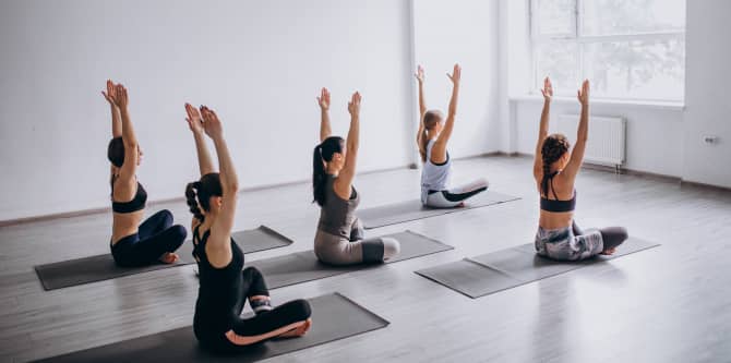 Yoga-Gruppenunterricht im Fitnessstudio