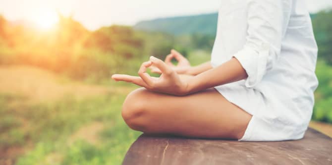 Yoga-Meditationen und Hände machen ein Zen-Symbol
