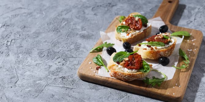 Sandwich mit sonnengetrockneter Tomate leckeres Snack-Konzept