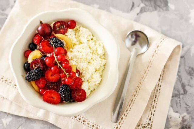 Fruchtige Porridge Bowl mit Buchweizen und Beeren